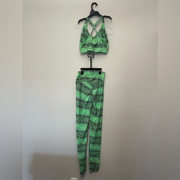 Vibrant Green Snakeskin Leggings - Picture 6 of 8